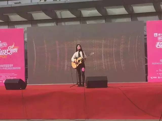 第一位自彈自唱的女生，魅力無(wú)法阻擋！