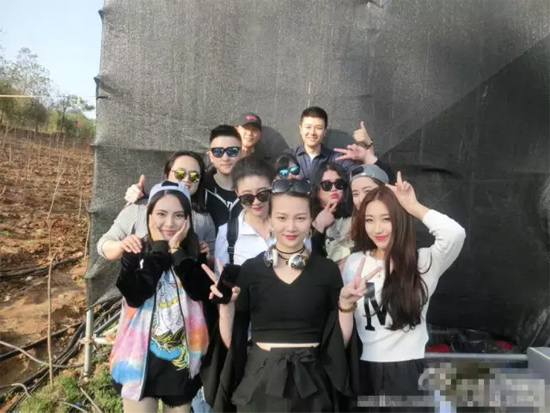 能認(rèn)出幾位超女？王佳月和其他兩位超女本周就要前往長沙咯