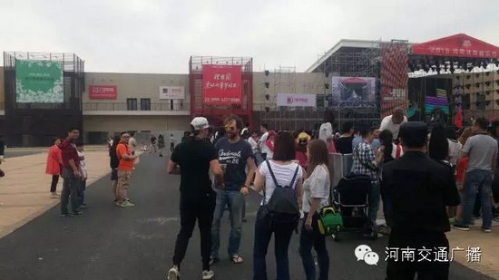 哇塞，現(xiàn)場(chǎng)還有外國(guó)友人~