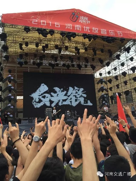 這么多朋友！默契的舉著一個(gè)手勢(shì)！