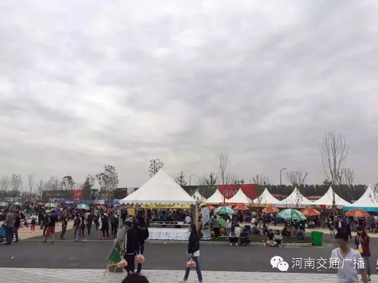 雖然天空已經(jīng)烏云密布，但大家的熱情絲毫不減！