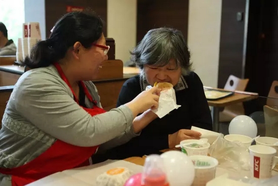 我還未長(zhǎng)大，你卻已白了頭發(fā)，我要珍惜和媽媽在一起的每一刻