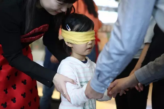 我能第一時(shí)間找到為我編辮子的爸爸，因?yàn)樗氖质悄菢拥臏厝岫辛α? complete=