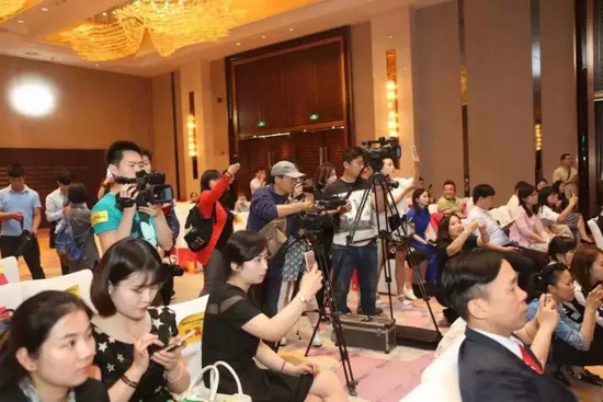 一時相機(jī)、攝像機(jī)齊閃