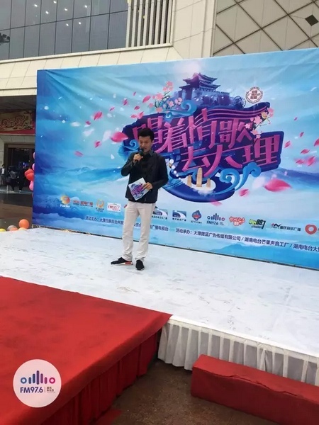 路飛冒雨主持，心中火熱的根本不需要雨傘啦！