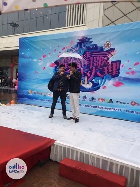 這位男士向遠在家鄉(xiāng)的妻子隔空表白，勇氣真是大大的，您對妻子的愛，已經(jīng)超越萬水千山。