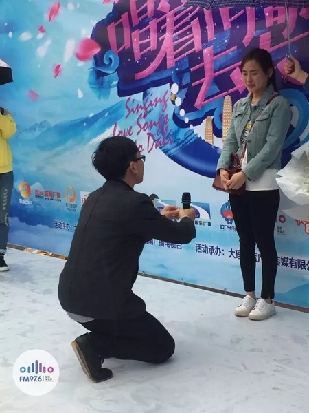 蘇世龍手捧戒指，單膝跪地向夢夢求婚，夢夢激動的說不出話來，點頭答應~