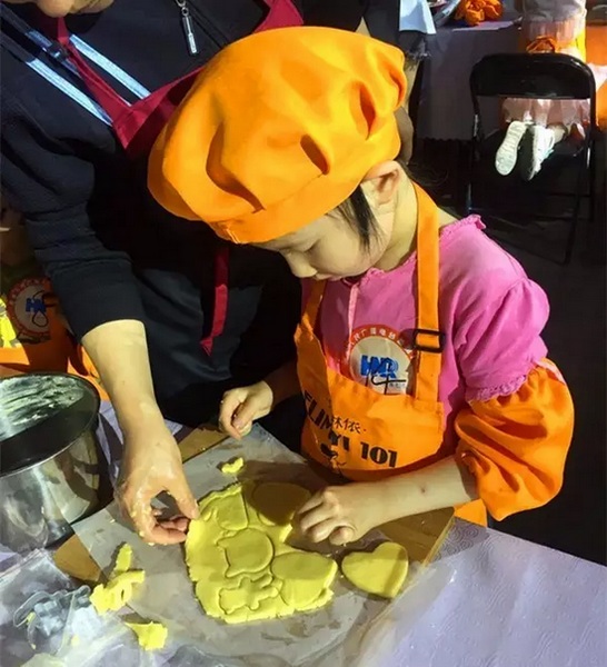 在爸爸媽媽的陪同下，親手制作餅干