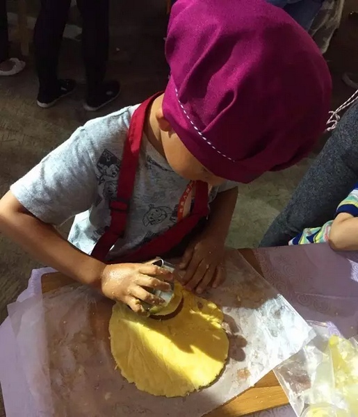 在爸爸媽媽的陪同下，親手制作餅干