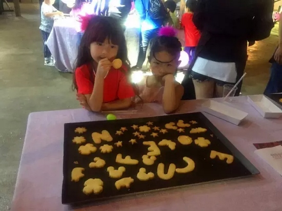 烤制好的餅干，發(fā)揮想象力，畫上美麗的圖案