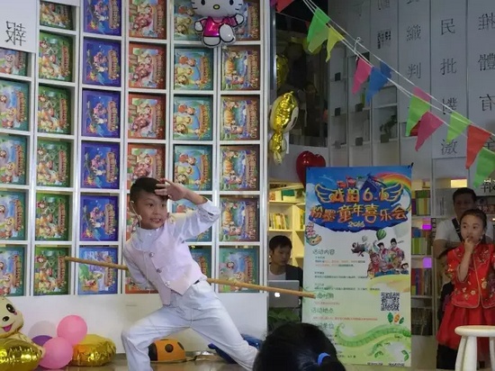 “梨園春”明星小擂主李宗書演唱豫劇《朝陽溝》選段，還表演了自己的拿手好戲——猴戲