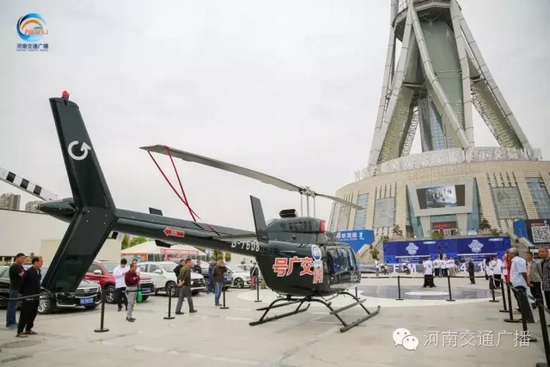 張貼著愛心助考車貼的“交廣號”直升機(jī)也同時(shí)起飛，共同開啟了今年的愛心助考之旅。