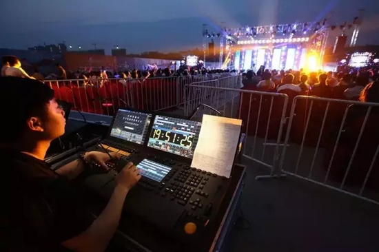 嚴(yán)謹(jǐn)?shù)囊繇懤蠋?，晚會的效果全在他的控制之?nèi)。