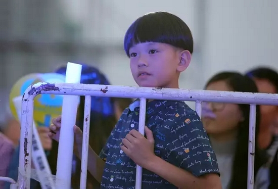 正是你們的笑容，才讓我們有了繼續(xù)前行的動力，哪怕風(fēng)雨兼程。