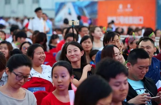 正是你們的笑容，才讓我們有了繼續(xù)前行的動力，哪怕風(fēng)雨兼程。