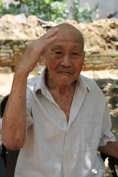 老兵身子骨不行了，九十多歲了……也許軍禮不那么標(biāo)準(zhǔn)了，但是這一幕還是感動(dòng)到了我們……