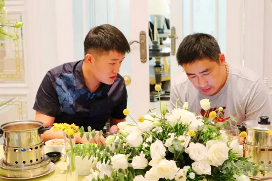 這種熱烈的氣氛，一直延續(xù)到飯桌上