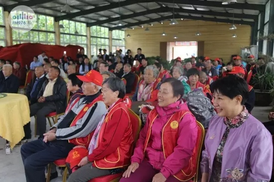 臺上展風(fēng)采，臺下笑開懷