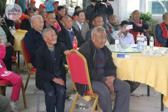 臺上展風(fēng)采，臺下笑開懷