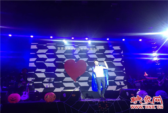 嚴(yán)爵及相信音樂旗下其他藝人賣力演出。