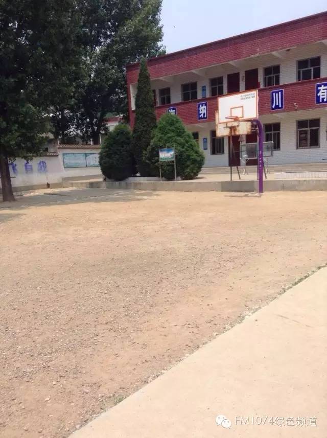 學校面積不大，只有一棟教學樓。