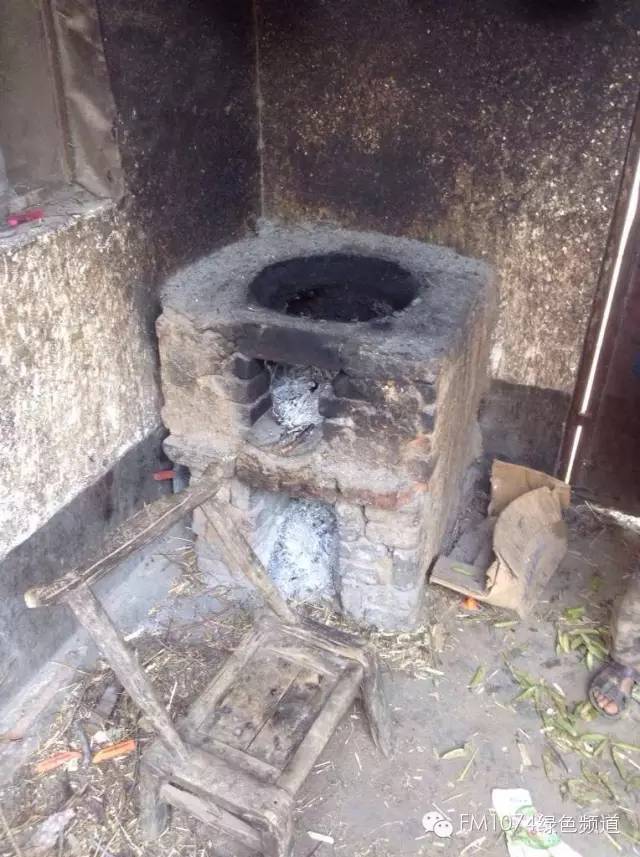 走訪另一個貧困家庭，進去之后才知道什么是真正的一貧如洗、家徒四壁。