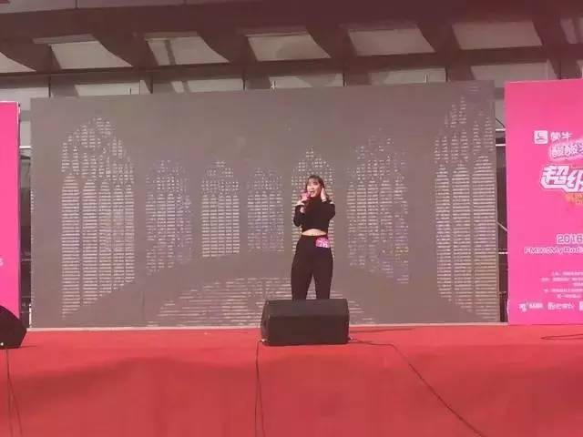 這pose一看就是在飆高音，猜猜看她唱的是哪首歌？