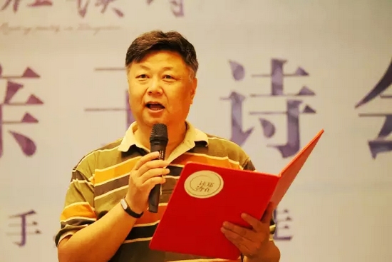 第一個(gè)節(jié)目便是重磅，大象融媒·欣欣象融網(wǎng)絡(luò)科技公司董事長(zhǎng)魏峰帶來(lái)沈浩波的作品《在夏天時(shí)想起秋天》