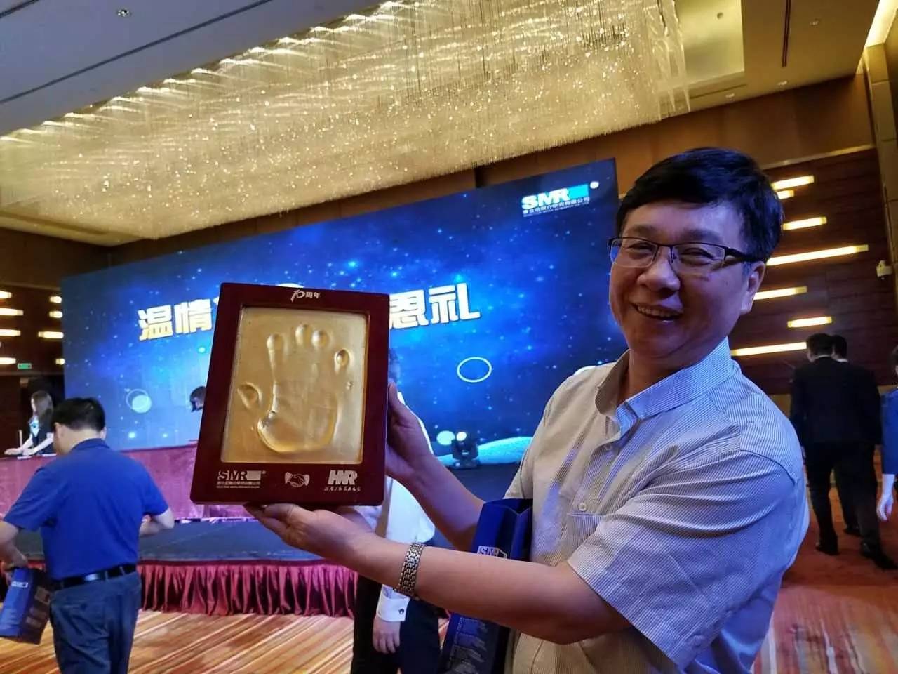 河南電臺副總編輯，宣傳協(xié)調(diào)中心主任高鐵軍先生代表河南廣播電視臺為慶賀賽立信成立20周年送上“手印”圖