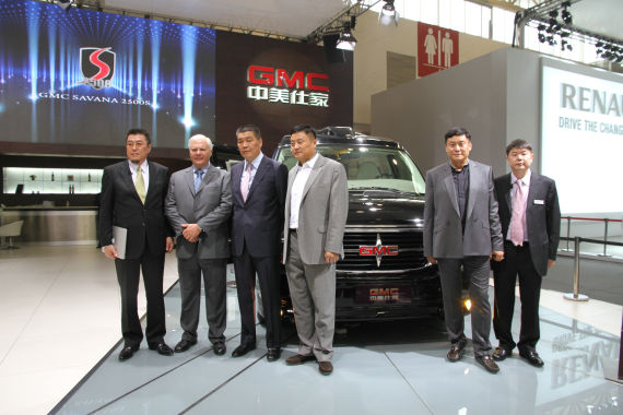 北京國(guó)際車(chē)展上，全新GMC S系列頂級(jí)商務(wù)車(chē)在亞太區(qū)首發(fā)。圖為企業(yè)領(lǐng)導(dǎo)與新車(chē)合影。