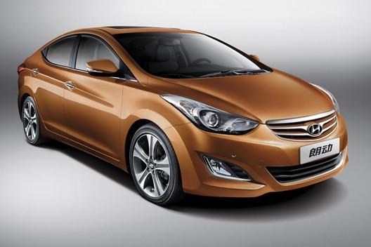 　　北京現(xiàn)代朗動分別搭載1.6L和1.8L兩種發(fā)動機，共7款車型?！傲黧w雕塑”設(shè)計理念持身的朗動看上