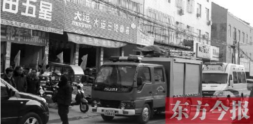 火災(zāi)發(fā)生后，袁厲害家門前的大路上停滿了消防車和警車