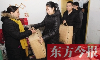 昨天下午，多位東方今報(bào)愛(ài)心讀者前往鄭州市困難戶家中贈(zèng)送棉被