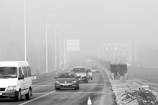 最近能見度不佳的天氣，給駕車上高速的車主提出了更多的要求