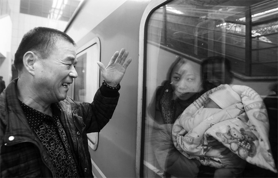 車要開了，史振星揮手向女兒懷中的外孫告別。女兒帶著剛剛出生43天的孩子，要到千里之外湖南的婆婆家過(guò)新