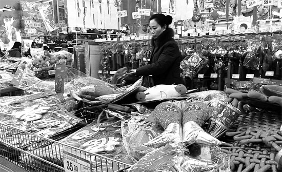 超市里，和春節(jié)相關(guān)的商品被擺放到了十分顯眼的位置