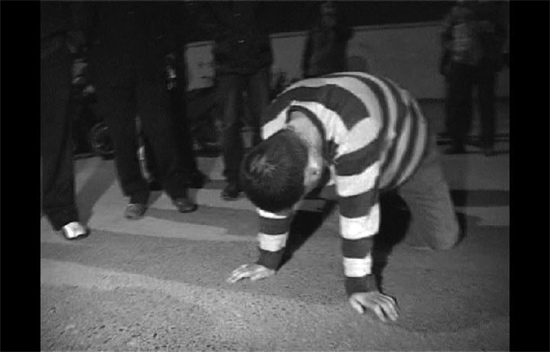 昨日凌晨，鄭州市化工路西段，渾身酒氣的男子出盡洋相