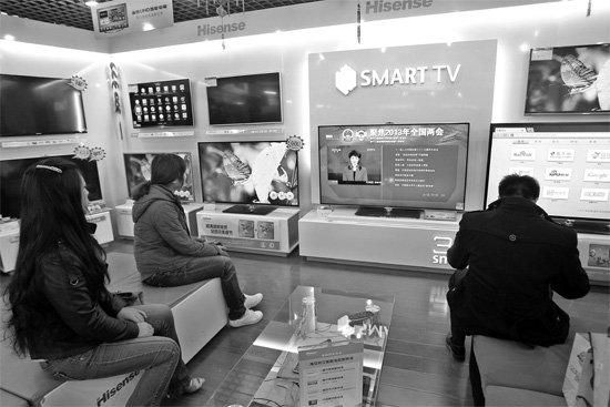 5日，鄭州市的家電賣場里，網(wǎng)絡電視正在同步直播兩會報道 東方今報記者張培方攝