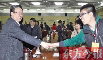 4月22日，省委書記、省人大常委會主任郭庚茂和“聚焦中博·河南行”中部六省媒體采訪團成員親切握手