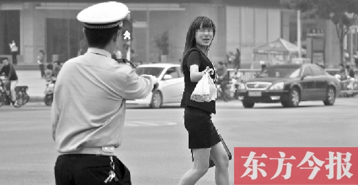 一名女子闖紅燈，并且躲避交警的處罰