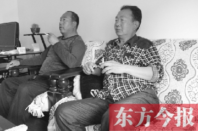 吳四輩和張年學在家聊天，談論啥時候能去上班