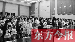 演員謝幕時，沒有觀眾離場，而是全部起立熱烈鼓掌