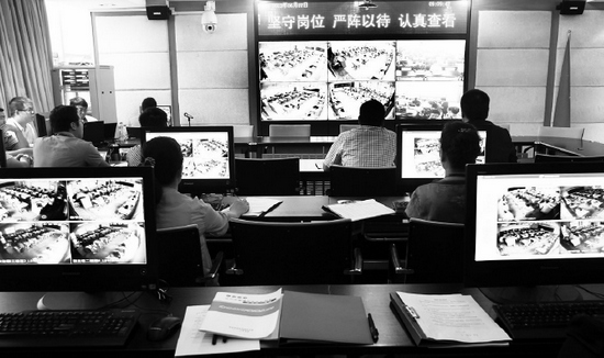 2013年高考首日，鄭州市國(guó)家考試考務(wù)指揮中心內(nèi)，工作人員通過(guò)監(jiān)控器遠(yuǎn)程監(jiān)考