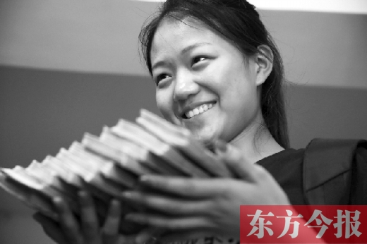 昨天，大一女生周文靜把10萬元現(xiàn)金還給了失主