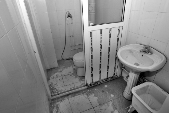 不僅周邊設(shè)施齊全，鄭州公租房室內(nèi)設(shè)施也齊全。圖為剛安裝好的衛(wèi)浴設(shè)施