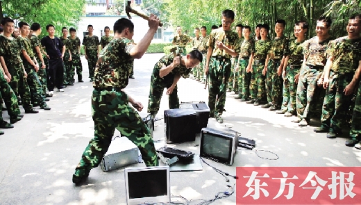 為了讓孩子表達(dá)戒除網(wǎng)癮的決心，學(xué)校組織孩子親手砸毀電腦