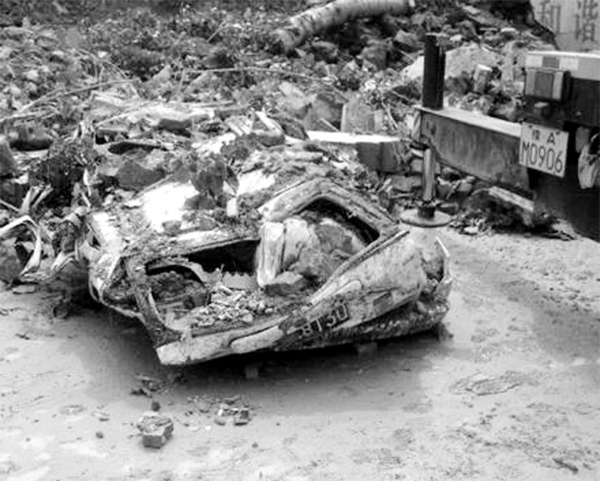 7月2日，新密市區(qū)，暴雨沖倒圍墻，一輛汽車被砸成“鐵餅”