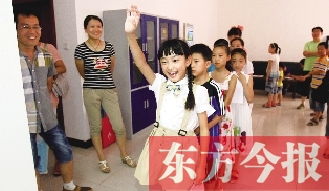 成長(zhǎng)訓(xùn)練營(yíng)面試在東方今報(bào)發(fā)行中心舉行。圖為面試現(xiàn)場(chǎng)