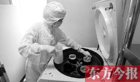 鄭州一專(zhuān)門(mén)儲(chǔ)存臍帶血的機(jī)構(gòu)，專(zhuān)業(yè)人員正在把臍帶血存放在儲(chǔ)藏箱里