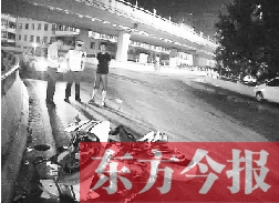 昨日凌晨3時(shí)，鄭州市區(qū)河醫(yī)立交橋下，交警在勘察現(xiàn)場(chǎng)